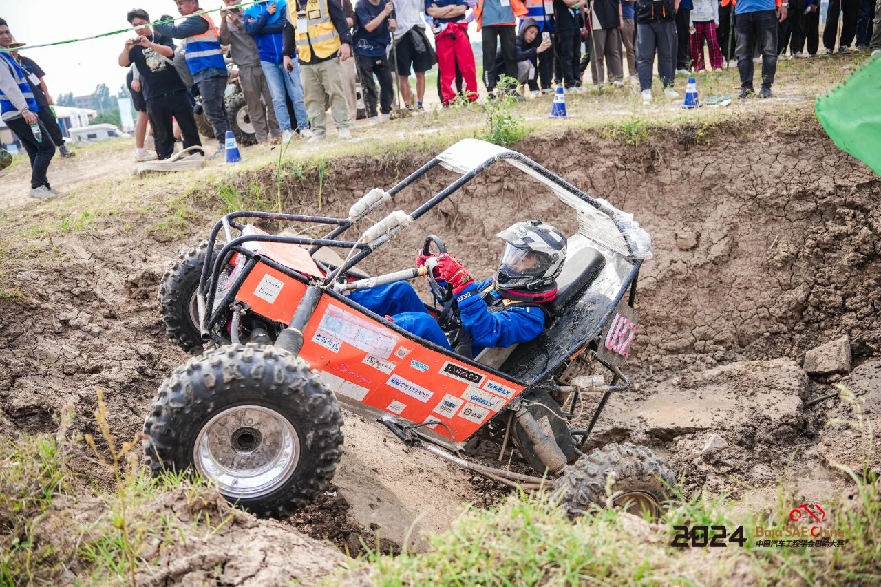 中国汽车工程学会主办的"2024中国汽车工程学会巴哈大赛"在湖北襄阳